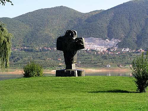 Križ u dorištu Crkve Rama-Ščit, autor kipar Kuzma Kovačič Križ u dorištu Crkve Rama-Ščit, autor kipar Kuzma Kovačič