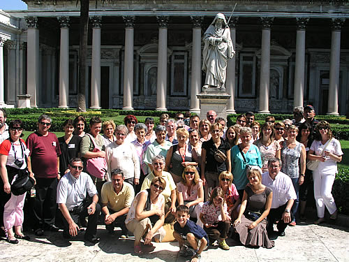 Hodočasnici u dvorištu bazilike Sv. Pavla